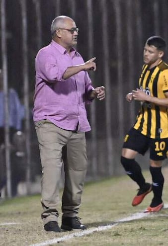 El entrenador de Guaraní, Francisco Arce, brinda indicaciones a sus dirigidos en el duelo ante el 2 de Mayo PJC.