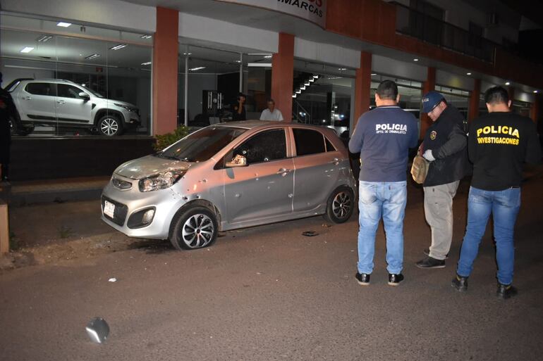 El vehículo atacado estaba estacionado sobre la calle Mcal. López casi Ytororó en el mismo lugar donde sicarios acabaron con la vida de Osmar Vicente Álvarez Grance, alias Bebeto; Kaline Reinoso de Oliveira, Rhannye Jamilly Borges de Oliveira y Haylee Carolina Acevedo Yunis, hija del entonces gobernador de Amambay, Ronald Acevedo.