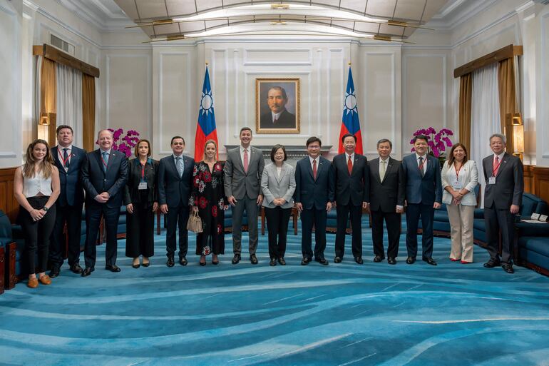  Santiago Peña, la  presidenta taiwanesa, Tsai Ing-wen, y comitiva, ayer en Taipéi. (AFP).