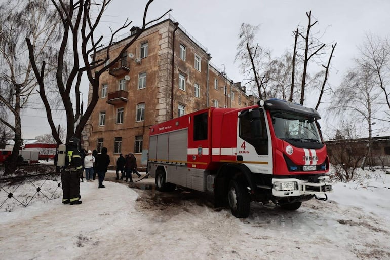 Bomberos en una de las zonas de la ciudad rusa de Kazán dañadas por el ataque ucraniano.