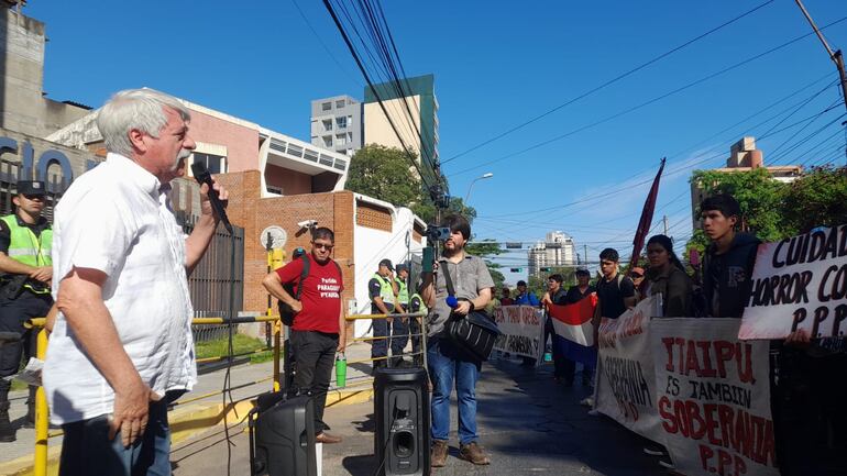 Ricardo Canese (i), uno de los voceros de la movilización.