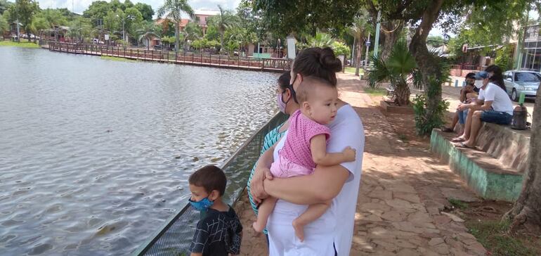 Familias visitan durante la pandemia la laguna de Itá, un o de los atractivos turísticos de la ciudad.