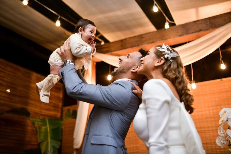 Fernando Cardozo y Eliana Chaves con su pequeña hija Isabella Georgina. (Instagram/Eliana Chaves)