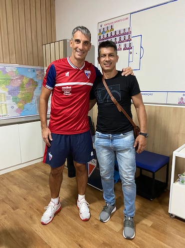 Gustavo Atilano Florentín con el entrenador argentino Juan Pablo Vojvoda, en la sede de Fortaleza Sporte Clube