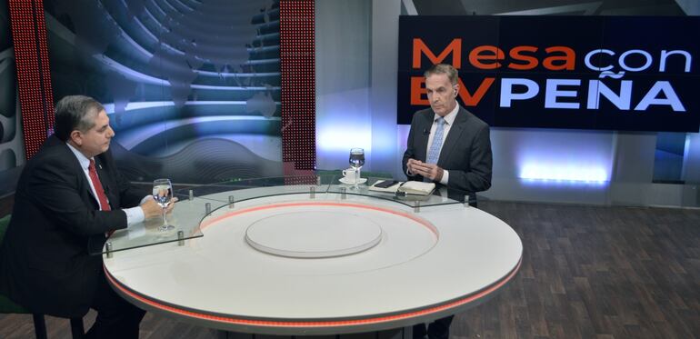 Roberto Mernes viceministro de economía en el programa Mesa con Enrique Vargas Peña hablando sobre la deuda.