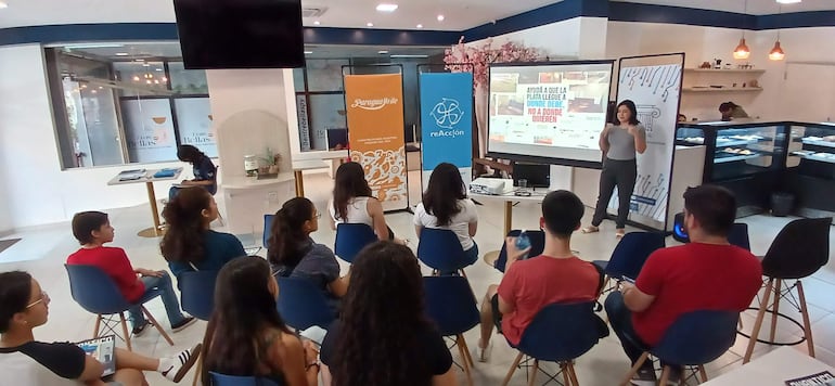 Voluntarios de Ciudad del Este, durante la capacitación de Reacción para visitar escuelas y colegios. 