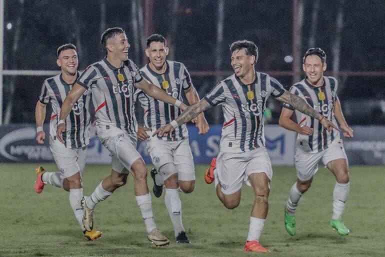 Festejo de los jugadores de Libertad tras el gol de Matías Espinoza