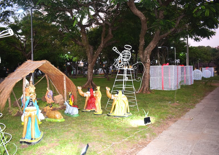 En la Plaza Mariscal Francisco Solano López de la ciudad de Paraguarí la municipalidad instaló un pesebre gigante.