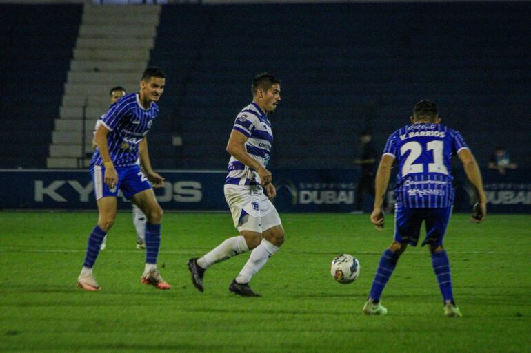 El jugador del 2 de Mayo PJC, Roberto Ramírez intenta escapar de la marca de los jugadores de Sol de América