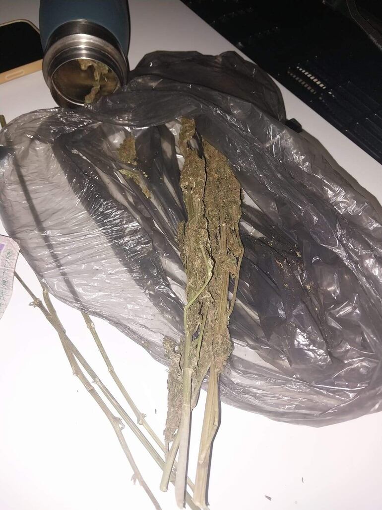 Un vaso térmico y una bolsa negra fueron incautadas y en su interior se encontraron 54.6 gramos de marihuana.