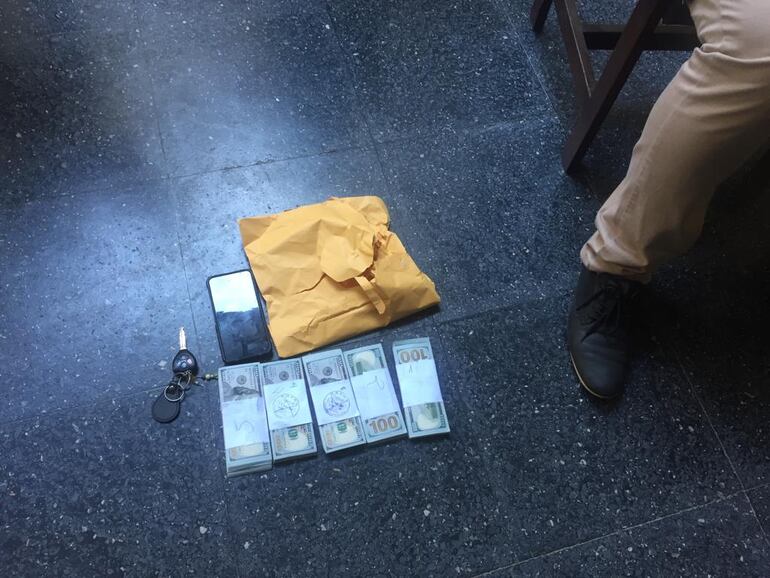 Billetes hallados en poder de un líder camionero detenido hoy en el Ministerio del Interior.