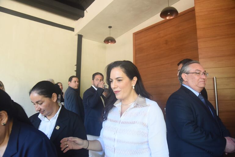 La ministra Claudia Centurión huyó de la prensa al término de su presentación.