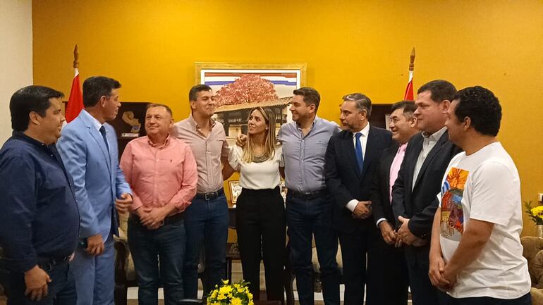 Santiago Peña y Pedro Alliana, se reunieron con autoridades del departamento de Ñeembucú en la ciudad de Pilar.