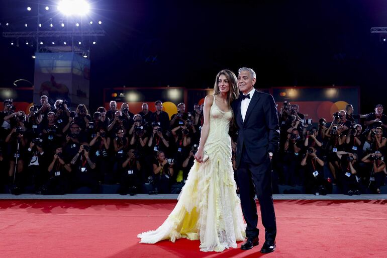 Amal y George Clooney llegando a la red carpet.