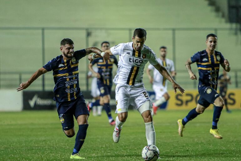 Raúl Cáceres (d), futbolista de Guaraní, pelea por el balón en el partido contra Sportivo Trinidense por las semifinales de la Copa Paraguay 2023.