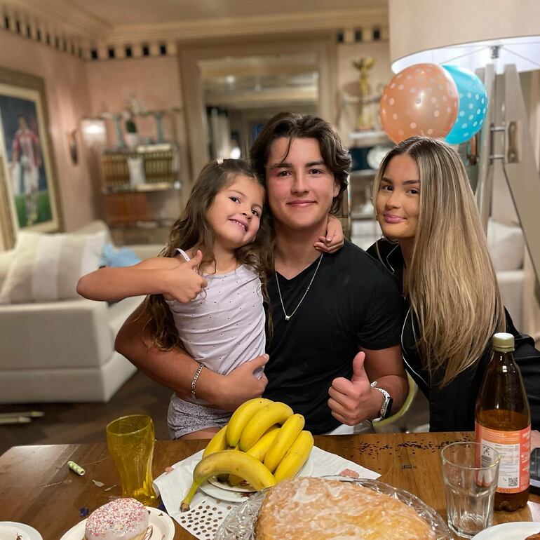 Con esta postal del cumpleañero Samy con sus hermanas Leonie y Noemí, el León Guaraní saludó a su hijo mayor por su nueva vuelta al sol. (Instagram/Nelson Haedo Valdez)