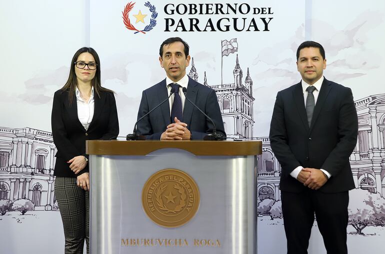 Patricio Rodríguez (centro) CEO del Grupo Adium, participó de la conferencia de prensa desarrollada en Mburuvicha Roga.