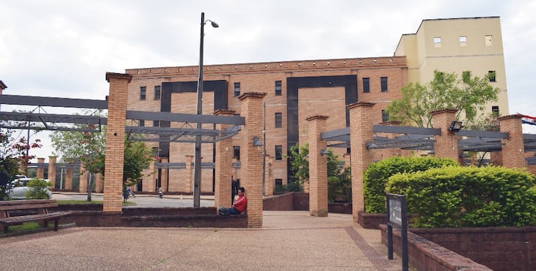 Fachada  del Palacio de Justicia de la ciudad de Paraguarí.