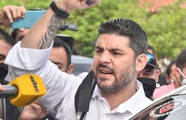 El intendente Óscar “Nenecho” Rodríguez (ANR-Cartista) fue vaciando la millonaria cuenta municipal G8 y no responde a dónde fue a parar el dinero o en qué lo gastó, ya que las obras no fueron hechas.
