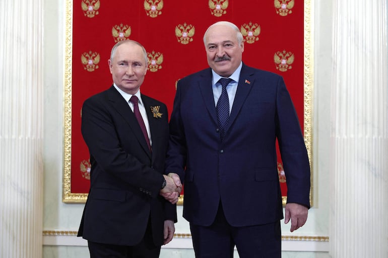 El presidente Rusia, Vladimir Putin, tras la crisis interna desatada por el grupo de mercenarios Wagner, tuvo que recurrir a su aliado, el mandatario de bielorrusia, Alexander Lukashenko, para resolver el diferendo. (SPUTNIK/AFP)