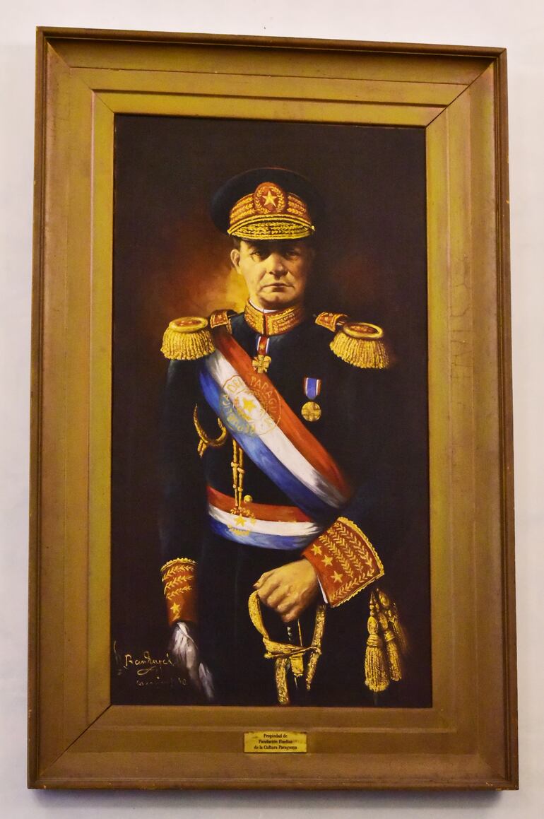 El cuadro completo del Mariscal Estigarribia, pintado por Wolf Bandurek (1940) en la Sala de los Mariscales del Palacio de Gobierno.