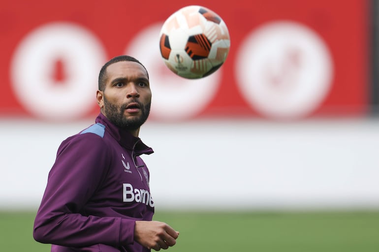 Leverkusen (Germany), 08/05/2024.- Leverkusen's Jonathan Tah attends a training session, in Leverkusen, Germany, 08 May 2024. Bayer Leverkusen will face AS Roma in their UEFA Europa League semifinal second leg soccer match on 09 May 2024. (Alemania) EFE/EPA/CHRISTOPHER NEUNDORF
