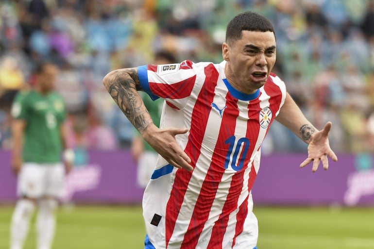 Miguel Almirón, jugador de la selección de Paraguay, celebra un gol en el partido frente a Bolivia por la fecha 12 de las Eliminatorias Sudamericanas 2026 en el estadio Municipal, en El Alto, Bolivia.