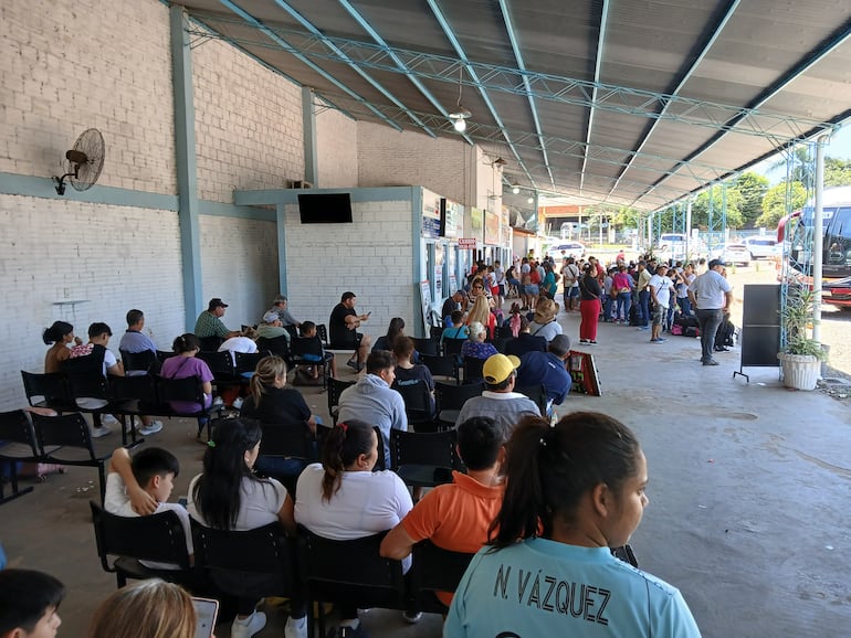 Cientos de pasajeros aguardan buses en la terminal provisoria de Villarrica.