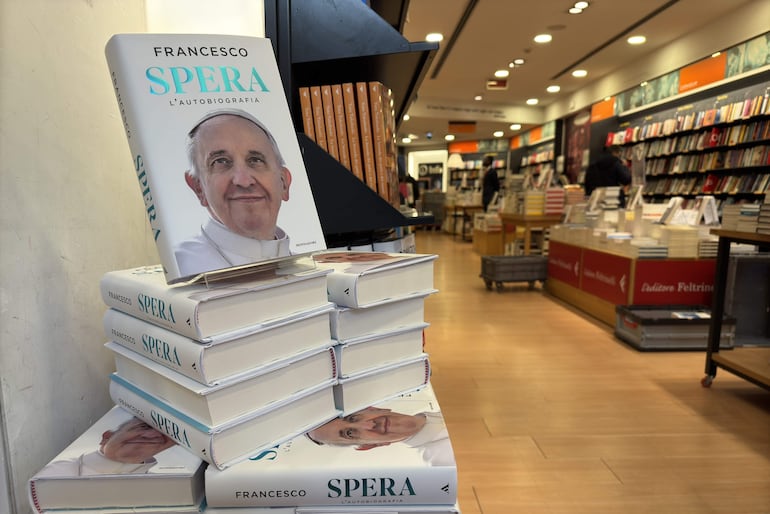 Vista del libro autobiográfico del papa Francisco en una librería de Roma, Italia.