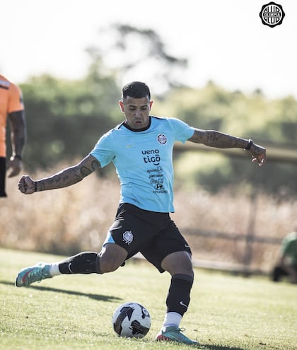 Derlis González a poco de sacar el remate desde los doce pasos que terminó en gol de Olimpia ayer.