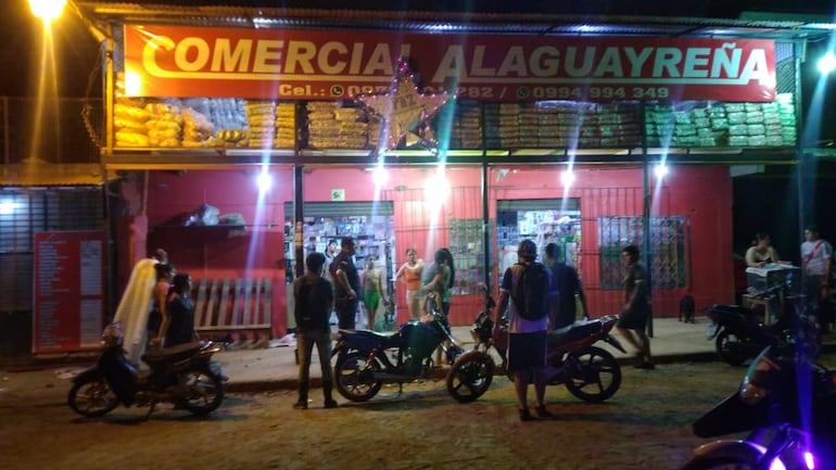 El local asaltado anoche por dos motochorros en el barrio 23 de Octubre de la capital esteña.