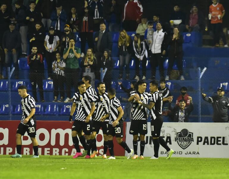 Jugadores de Libertad celebran el gol de William Mendieta ante Ameliano.