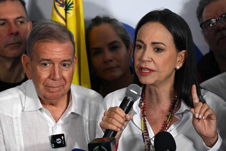 La líder opositora venezolana María Corina Machado habla con los medios junto al ex candidato presidencial opositor Edmundo González Urrutia.