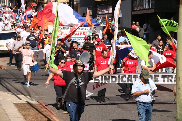 Personas gritan consignas durante una marcha en conmemoración del Día Internacional de los Trabajadores.