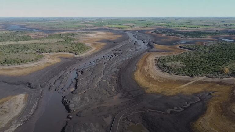 La aguda sequía que azota a Uruguay ha llevado a niveles históricamente bajos las reservas de Paso Severino, la principal fuente de agua dulce para la zona más poblada del ese país.