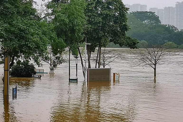 Esta foto tomada el 22 de abril de 2024, muestra un parque inundado después de fuertes lluvias en Qingyuan, en la provincia de Guangdong, en el sur de China.