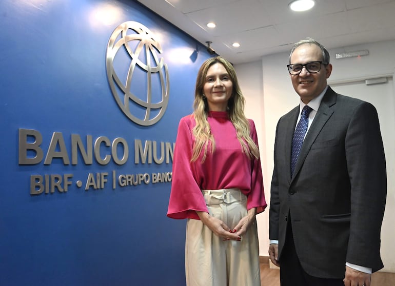 Eliana Rubiano-Matulevich, economista senior en la práctica global de Pobreza y Equidad para América Latina y Óscar Calvo González , director de Crecimiento Equitativo, Finanzas e Instituciones para América Latina, ambos expertos del Banco Mundial 