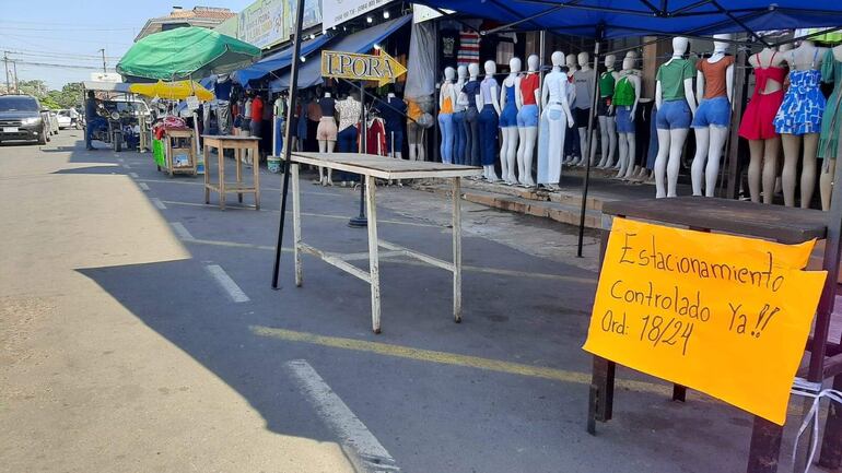 Aquí los comerciantes abogan por el estacionamiento tarifa por la invasión de las calles.
