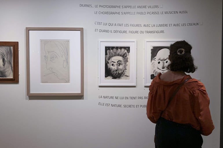 Una mujer disfruta de la exposición dedicada a Jacques Prévert en el Museo de Montmartre en París, Francia. Jacques Prévert fue uno de los impulsores del surrealismo y extendió su actividad al arte plástico, la literatura o los guiones de algunas de las películas francesas más famosas de su época.