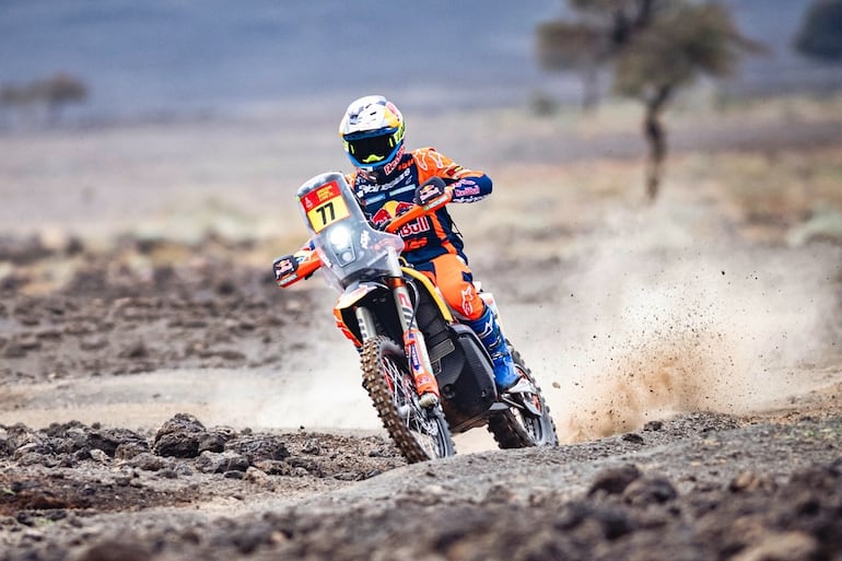 Luciano Benavides sujeta fuerte el manillar de su KTM, en lo que fue la    etapa de Al-Ula a Hai´l.