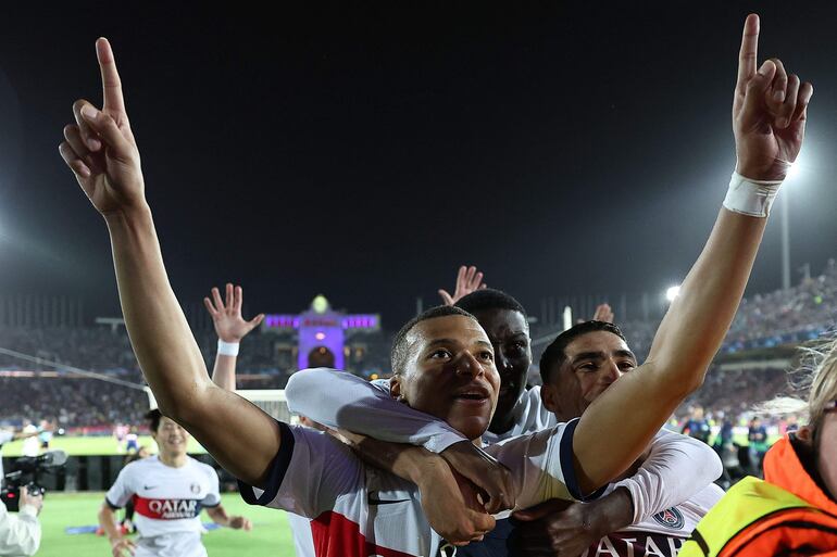 Kylian Mbappé, futbolista del París Saint-Germain, celebra un gol en el partido frente al Barcelona por la revancha de los cuartos de final de la Champions League en el estadio Olímpico de Montjuic, en Barcelona, España.