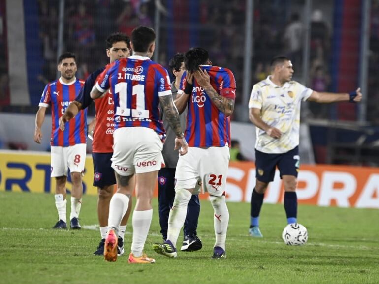 Los jugadores de Cerro Porteño lamentan la derrota contra Sportivo Luqueño en un partido de la ronda 21 del torneo Apertura 2024 del fútbol paraguayo en el estadio La Nueva Olla, en Asunción.