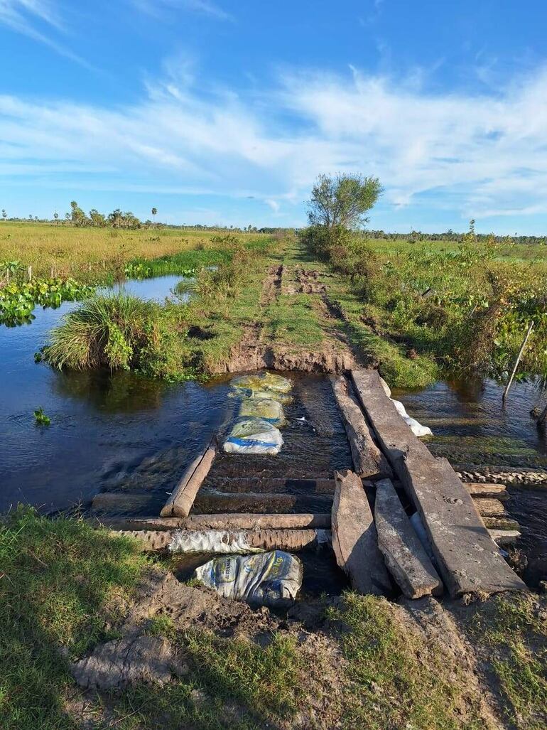 Puente sobrepasado por agua en un tramo de la compañía Yaguarón del distrito de Tacuaras.