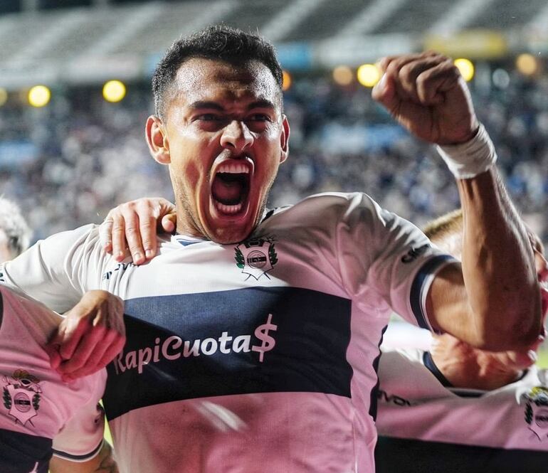 Cristian Colmán grita su primer gol con la camiseta de Gimnasia de La Plata.