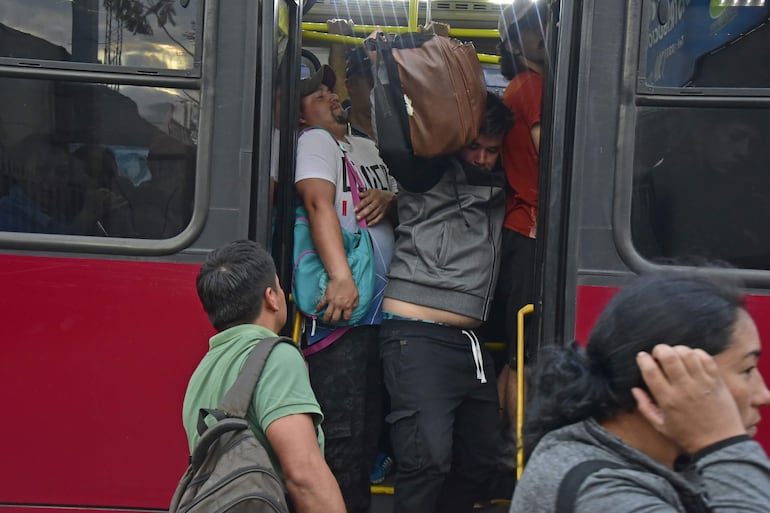 Los pasajeros viajan hacinados en los colectivos. 