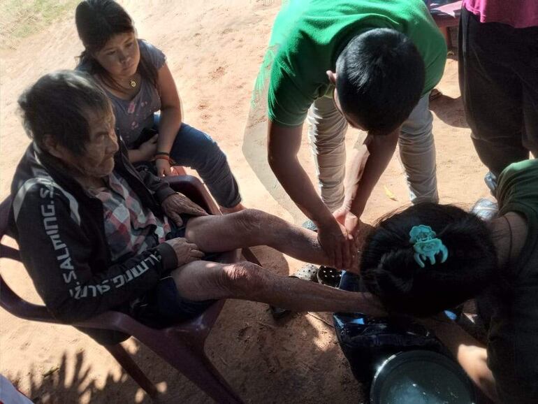 Los jóvenes aché suelen visitan a los ancianos para asearlos.
