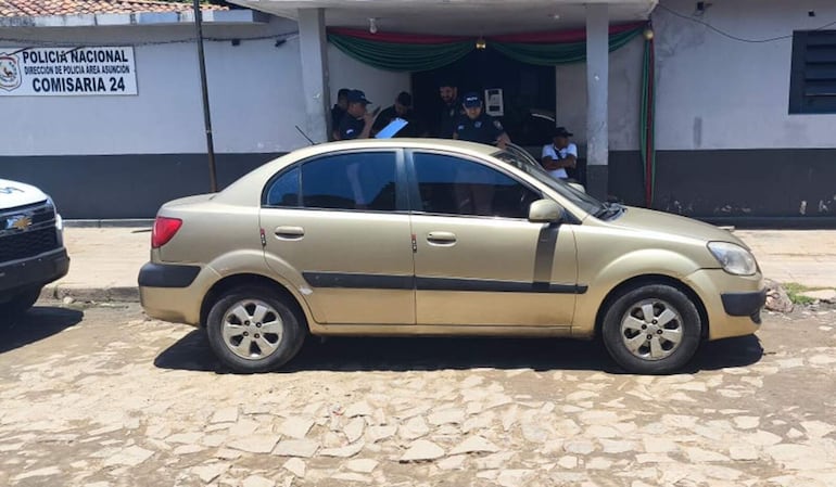 El auto del chofer de Bolt quedó estacionado frente mismo a la comisaría 24° de Asunción, hasta donde llegó la víctima en busca de ayuda.