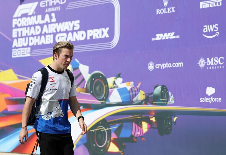 El neozelandés Liam Lawson en el paddock de la Fórmula 1 en el Gran Premio de Abu Dabi en el Circuito de Yas Marina, en Abu Dabi, Emiratos Árabes Unidos. 