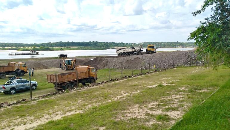 Camiones del emprendimiento inmobiliario seguían colocando piedras sobre el río hasta ayer.