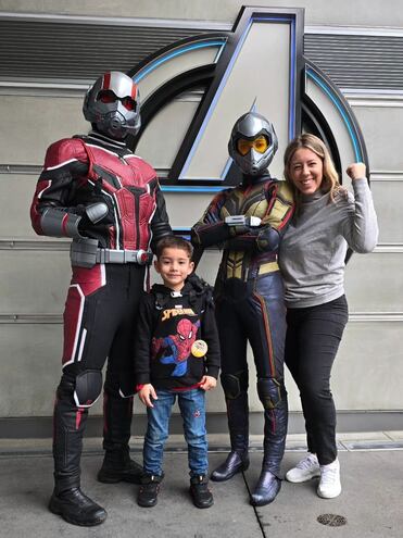 Denise Hutter e Ignacio posando felices con los personajes de Advengers.